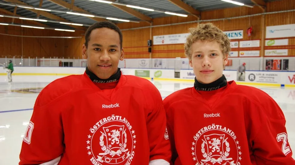 In i rampljuset. Faiks Eric Asp och Emil Ekelund representerar Östergötland i TV-pucken.