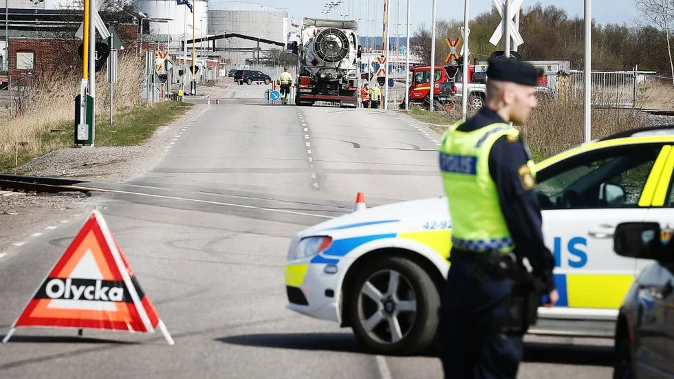STOPP. Polis spärrade av delar av oljehamnen när räddningsinsatsen var som mest intensiv.
