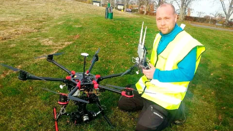 Filmar golfbanor. Här ses Lasse Permstädet med den hexakopter, en drönare, som han filmar Bråvikens golfklubb med och där filmerna så småningom ska hamna på klubbens hemsida.