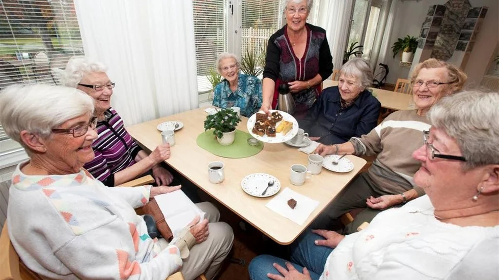 Caféföreståndaren Karin Pettesson serverar nybakat bröd till från vänstger Gudrun Bäck, Eivor Eriksson, Sigrid Sem, Greta Svad, Barbro Källholm och Solvieg Woss.