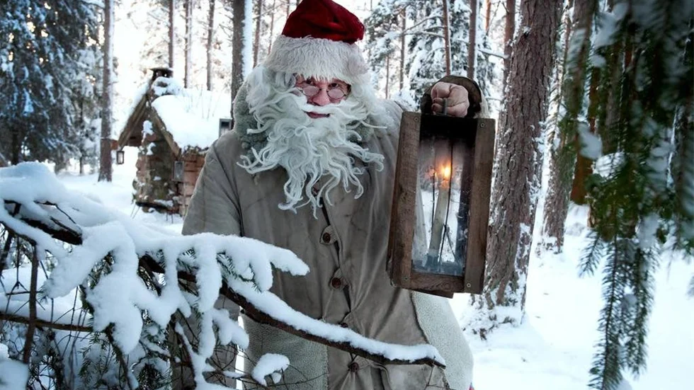 Ja, var ska en tomte vara om inte ute bland granarna? Och en modern glömmer då heller inte bort hållbarheten.