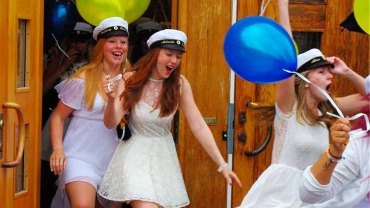 Cirka 90 studenter sprang jublande ut från Nyströmska i går eftermiddag.