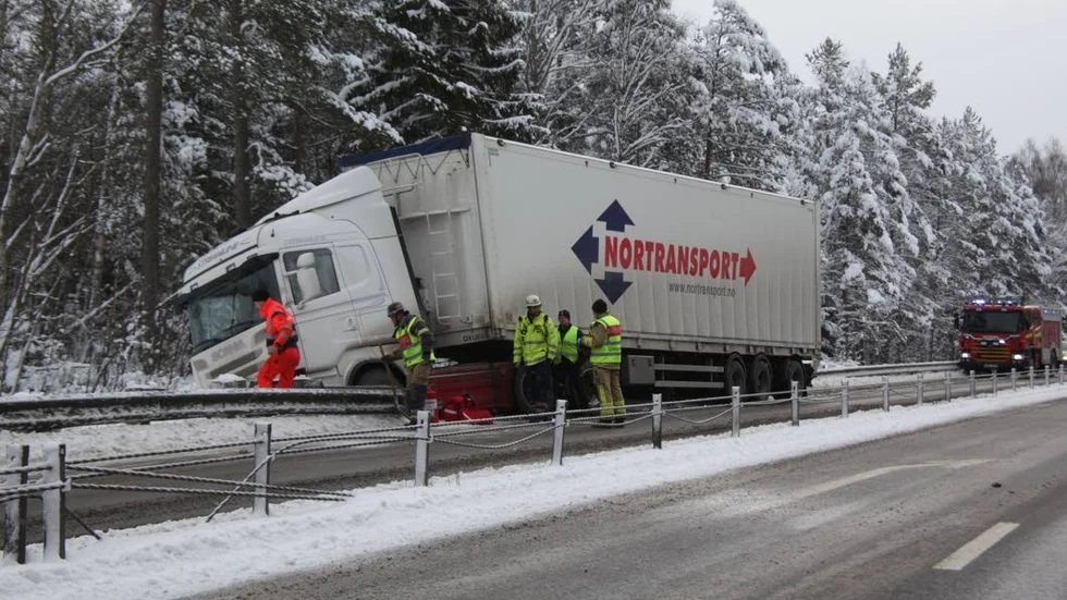 Strax norr om Graversforskorset körde en lastbil av vägen strax före lunchtid på fredagen. Ingen kom till skada i singelolyckan.
