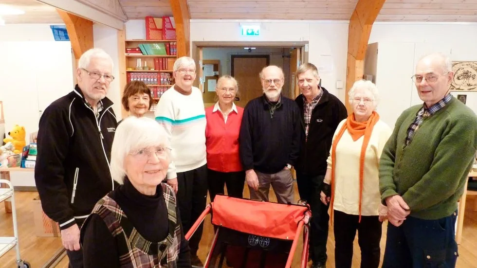 Barbro Westlund drar symboliskt en åkkärra, inför lördagens loppis i Krokek. Bakom henne syns några som hjälper till med arrangemanget, från vänster Börje Forsling, Barbro Thulin, Kerstin Sandström, Marianne Bengtsson, Peter Sandström, Lasse Bohman, Harriette Thorstenson och Ove Paulin.