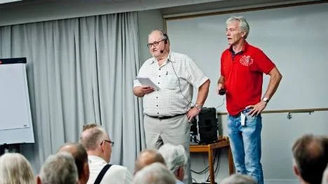 Mårten Arnberg, förste vice ordförande i stadsplaneringsnämnden, här flankerad av meningsmotståndaren Reidar Svedahl, fick ta emot många tuffa frågor.