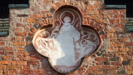 Det finns många gamla byggnader att se i Söderköping, här är en del av S:t Laurenti kyrka.