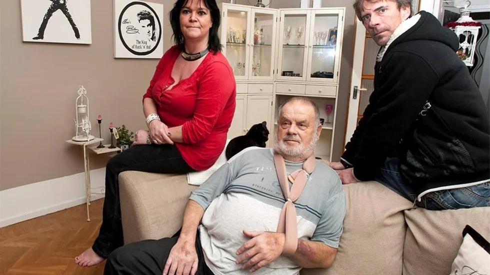 Här har vi goda grannar, som hjälper varandra. Bengt Blomdahl flankeras av Susanne Hagström och Niclas Söderberg.