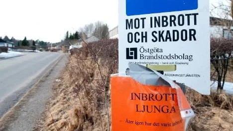 Vid alla infarter till Ljunga, har det satts upp röda  lappar, där man uppmanar alla boende att hålla extra uppmärksamhet efter misstänkta personer och händelser. Lappar som kom efter de två senaste villainbrotten.