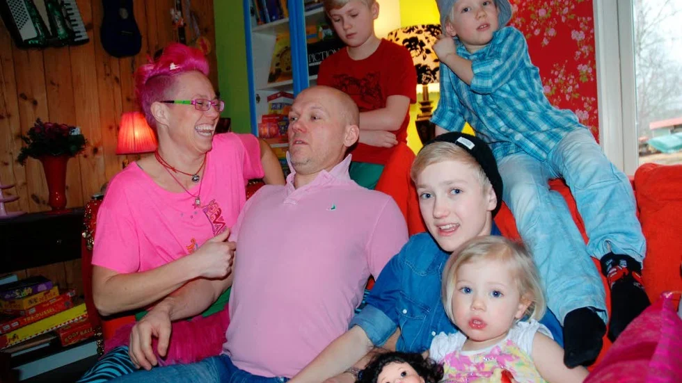 Jennie och maken Henrik tillsammans med barnen Milton, Izor, Neo och Engla.