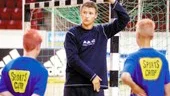 Världens bäste målvakt, Peter Gentzel gästade campen i går. Peter lärde bl a ut diverse målvaktsknep till ungdomarna som lyssnade med stora öron.
FOTO: NICLAS SANDBERG