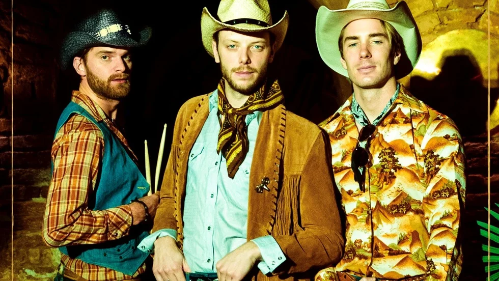 JLC består av Jonas Fagerström, Lucas Simonsson och Carl Déman. Under sin Sverigeturné besöker de både Eskilstuna och Nyköping.