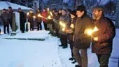 Det blev en stämningsfull avslutning på minnesdagen, med fackeltåg till den judiska kyrkogården intill Folkparken i Norrköping.
FOTO: JANNE FORSBY