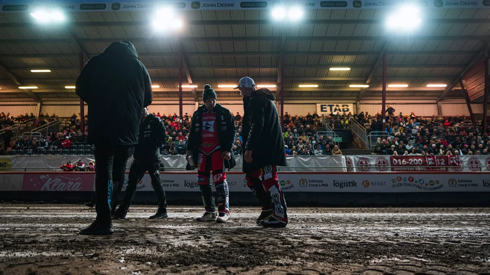 Smedernas SM-semifinal mot Rospiggarna fick ställas in på grund av tisdagens regnoväder.
