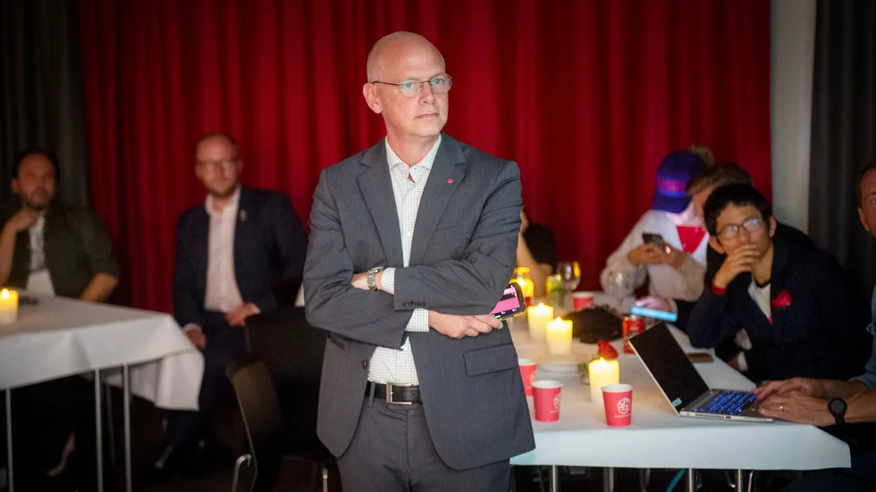 Urban Granström (S) tittar på valresultatet.
