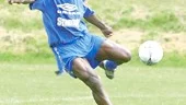 Alain Amougo provtränad med IFK igår. På första träningen visade han upp en fin vänsterfot men fick säg samtidigt trög ut i vändningarna.
FOTO: MARTIN ROTH