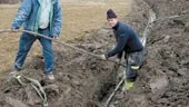 Lennart Nilsson och Marcus Öhlin drar 1 200 meter högspänningskabel utmed vägen SkärblackaKimstad.
FOTO: TITTI OLOVSSON