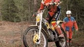 Christoffer Eriksson tillhör nybörjarna i Finspångs Trial Team. Här tar han sig fram i en sektion på triallägret, övervakad av tränaren Stellan Ax.                                               FOTO: GUNNAR JOHANSSON