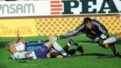 Kristian Bergström (utanför bilden, t h) bjuds på öppet mål efter en trasslig situation och en härlig fotbollskväll får ett skönt slut för IFK Norrköping.
FOTO: CAMILLA JOHANSSON