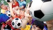 När Folkbladet kom ner till Sleipners fotbollsskola i Ektorp, hade barnen paus för saft och bulle. Många villa vara med på bild.
FOTO: NICLAS SANDBERG