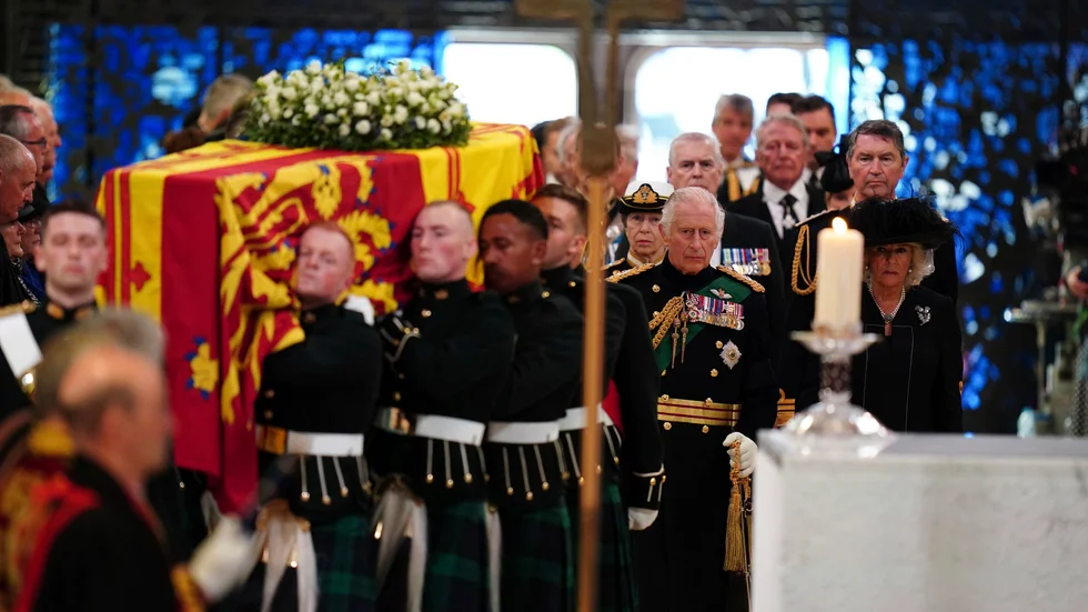 Kung Charles III och hans fru Camilla går in i Saint Giles-katedralen bakom drottning Elizabeths kista.