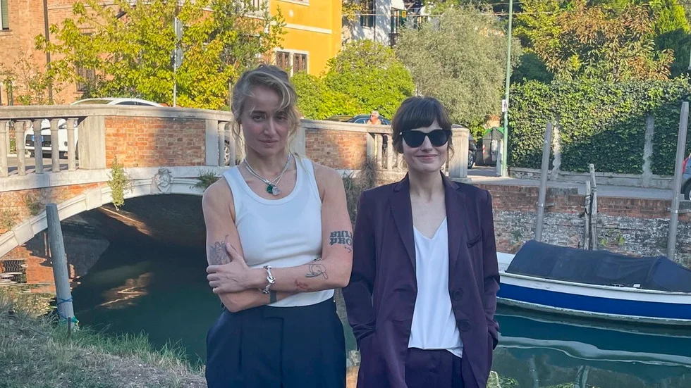 Silvana Iman med regissör Isabella Carbonell i Venedig. Arkivbild.