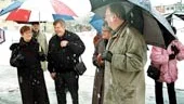 Invigningsvädret kunde ha varit bättre.... Gun Axelsson (kommunfullmäktiges ordförande), Conny Eriksson (omsorgsnämndens ordförande), Britt-Marie Ellersten (omsorgsförvaltningens chef) och Hans-Åke Johansson (distriktschef för Skanska) var några av dem som deltog vid starten för byggandet. 
FOTO: GUNNAR JOHANSSON