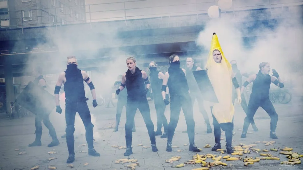Turteatern befinner sig i Luleå för att sätta upp sin musikteater ”Sånger för Norden”. En antifascistisk kabaré förklädd till motsatsen, enligt programförklaringen.