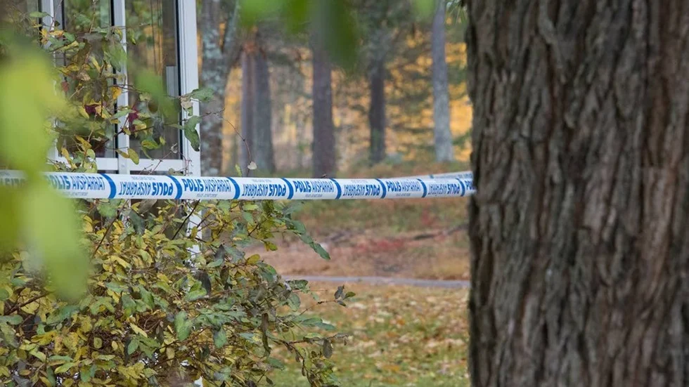 Brottsplatsundersökning, intervjuer med grannar och drabbade. Sju poliser arbetade under måndagen med att utreda de sex villainbrotten som i helgen förövades i Arvidsjaur.