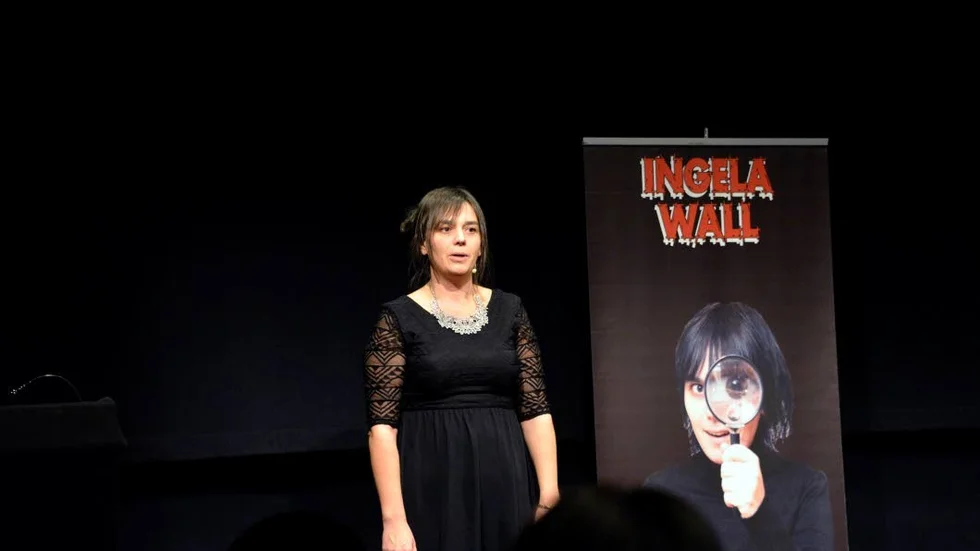 Estradpoeten Ingela Wall levererade igenkänningshumor på hög nivå.