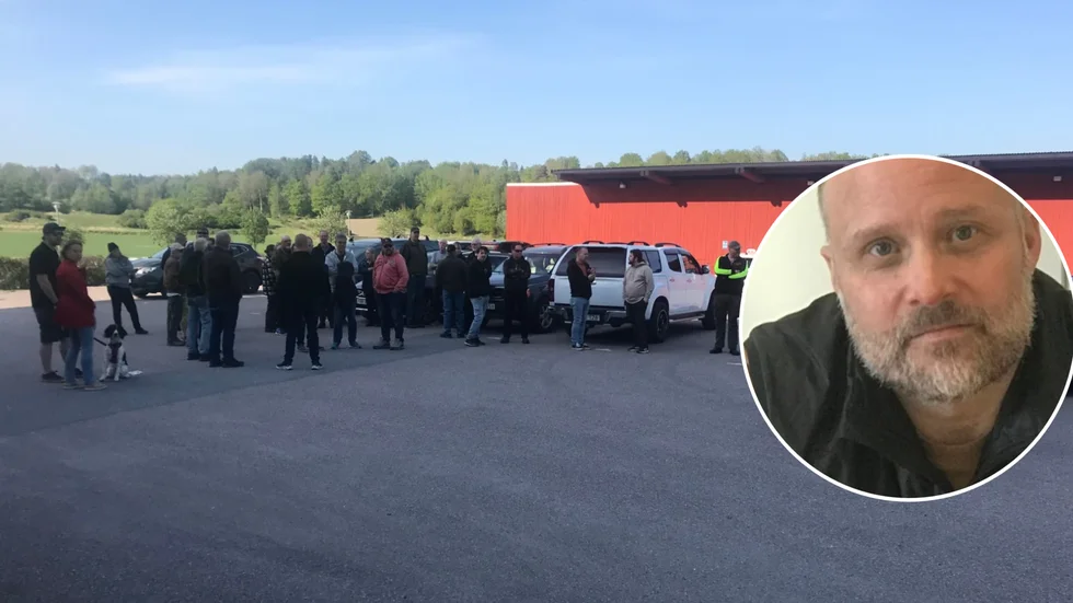Föreningen Gnestaberget vill inte att Holmen ska bygga bergtäkt strax utanför Gnesta tätort och hoppas att Länsstyrelsen säger nej.  På bilden Jonas Ulander projektledare på Holmen samt i bakgrunden Föreningen Gnestaberget vid ett samråd med bolaget.