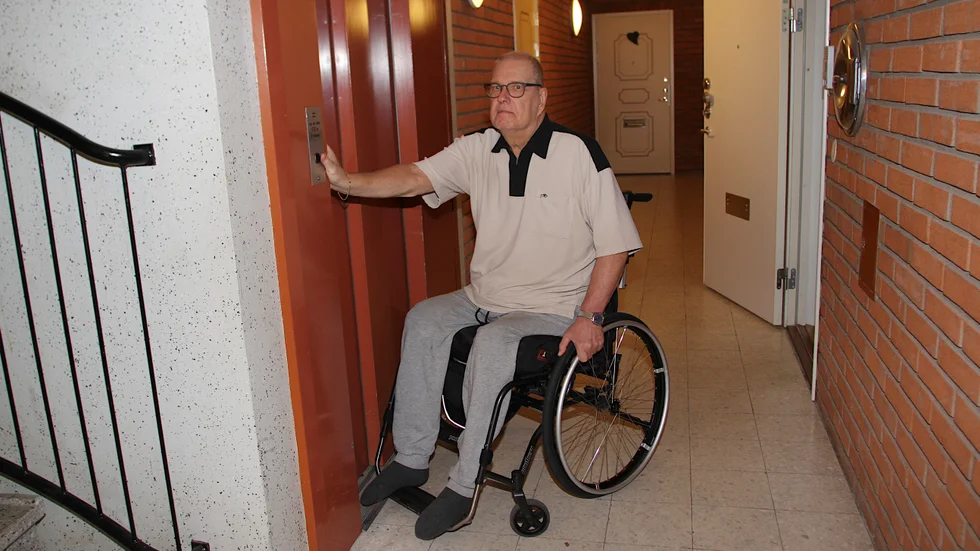 Vid de tillfällen hissen inte fungerar kommer Kent Lindström inte längre än hit. "Det bor också många äldre i huset som har rullator."