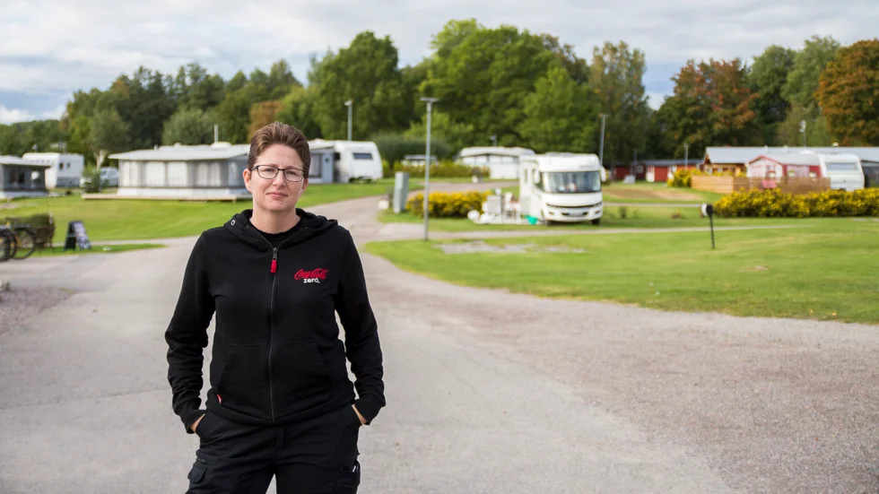 "Det var ju den mest välbevakade campingen i Sverige ett tag", säger Jessica Silow, campingvärd på Djulöbadets camping, om tiden efter mordet som skedde i somras utanför campingområdet. 