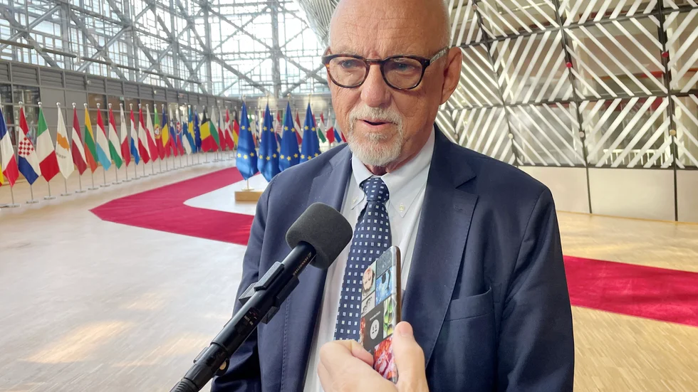EU-minister Hans Dahlgren (S) på väg in till tisdagens ministermöte i Bryssel.