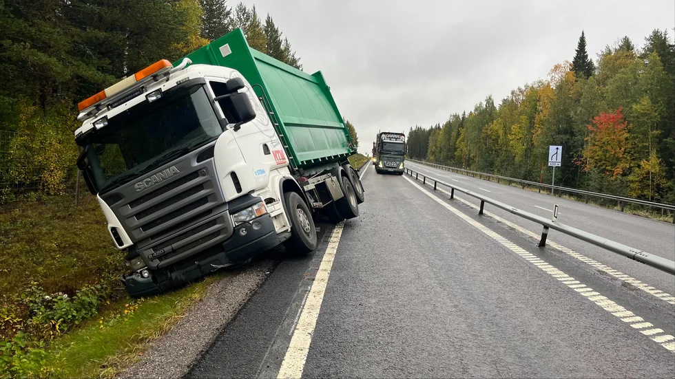 I anslutning till olyckan hamnade en annan lastbil halvvägs i diket.