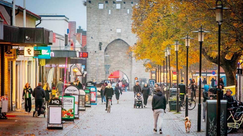 Rekordhög inflation, stigande räntor och lågkonjunktur väntar, vilket gör att konsumenterna börjat hålla extra hårt i pengarna. Än så länge verkar dock butikerna på Gotland vara förskonade, tack vare längre turistsäsong samt fler kryssningsanlöp och konferenser.