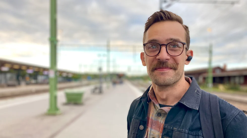 På väg till tåget får vi stopp på Jonathan Viborg. Han är på väg till skolan i Linköping. "Jag har bara pendlat en månad. Jag åker tåg för att jag kan och för att sträckan är möjlig att pendla. Men jag åker bil till Mjölby för jag bor en mil utanför stan och därifrån går det inget tåg."