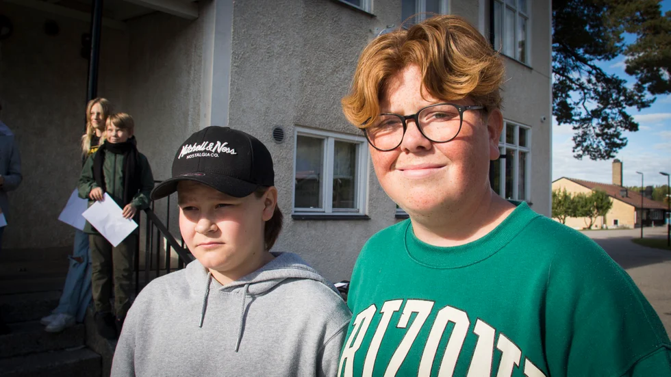 Gustav Öjemar och Titus Eklånge är med i Europaskolans elevråd och reagerar på att resorna på busskorten inte räcker till.