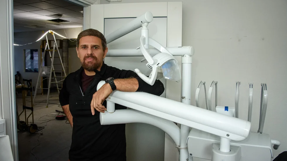 Babak Rostamian visar upp den enda tandläkarutrustning som hittills finns i den blivande kliniken.