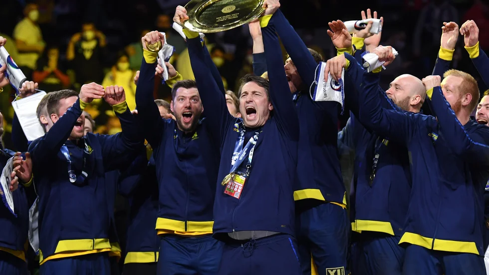 Handbollslandslaget firar EM-guldet i vintras. I januari väntar VM på hemmaplan. Arkivbild.