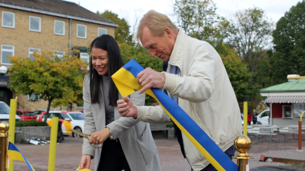 Regionrådet Julie Tran och miljö- och samhällsbyggnadsrådet Hugo Andersson klippte bandet med gemensamma krafter.