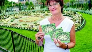 Lillemor Johansson levererar personligen vykorten till de butiker som har beställt. Svärmorskuddar, Kristi törnekrona, Syskonkaktus och Drottning-agave är några av sorterna bland de 25 000 kaktusarna i parken.
Foto: Niclas Sandberg
