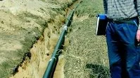 Sonstorps bruk installerar just nu en flisanläggning. - Det ligger helt i tiden att övergå från fossila bränslen, säger Mikael Lööf, inspektor på Sonstorps bruk. De nya rören sträcker sig ungefär 1,5 km. 
Foto: Carolina Häggkvist