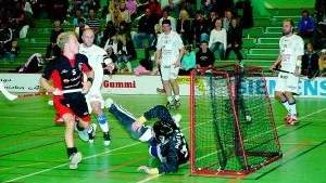 Backen Andreas Karlsson är framme vid motståndarburen och prickar in 8-1 för FVIB mot Alba. Andreas fick hoppa in i matchen redan efter halva första perioden sedan Duong Ha åkt på en kraftig lårkaka.
Foto: Gunnar Johansson