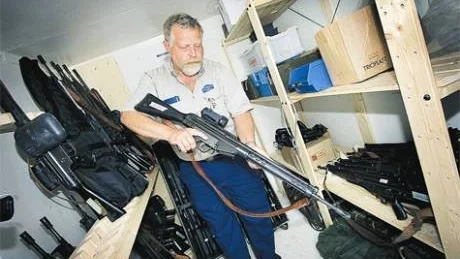 Det har inte varit några som helst problem för Lars Nord, bataljonschef för hemvärnet i Norrköping och Finspång, att förmå hemvärnssoldaterna att lämna in sina vapen för förvaring i vapenkasunerna. Tvärtom, de flesta är glada att slippa ha dem hemma i garderoben. Foto:Andreas Skogh, 011-200 400