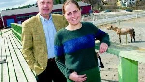 Ekenryttarnas Helena Lundbäck finns förstås med när Norrköpings Horse Show 5-årsjubilerar. Här står hon tillsammans med sportansvarige Claes Pettersson på en av läktarna och blickar ned på den ännu halvfärdiga arenan. "Vi hoppas och tror på 10 000 besökare", säger Pettersson. 
Foto: Niclas Sandberg