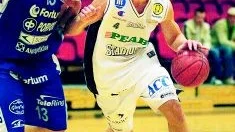 Vilken hemmadebut! Stefan Grundberg fick chansen och visa upp sig och gjorde det med besked. Stefan sänkte 26 poäng i finalen och gjorde även i övrigt ett mycket  bra jobb.
Foto: Robert Svensson (011-200 463)
robert.svensson@folkbladet.se