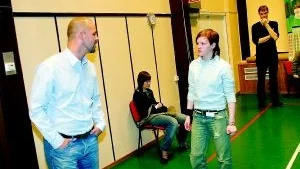 Gymnasister från Katrineholm gav ett forumspel om hur en invandrartjej lever dubbelliv och kläms mellan två kulturer. Typiskt för ett forumspel är att publiken kan påverka handlingen genom att inta en skådespelares roll. Det gör Christian Fransila och tillsammans med Sofia Eriksson improviseras en ny vändning av spelet fram.