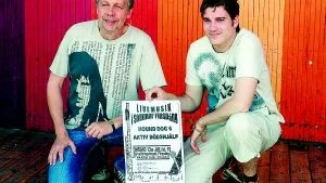 Kultursekreteraren Christer Öjring och Jesper Karlsson, Idédebatt Finspång vill att det ska hända saker hela sommaren. Därför anordnar de livemusik varje onsdagkväll på förvaltningstorget.Foto: Magnus Johansson