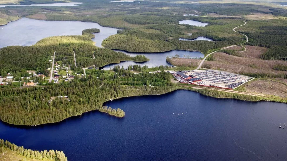 Dumpad bil. I myllret av bilar vid Norrbottens bildemontering i Storsund finns en som skroten vill bli av med. (Arkivbild)