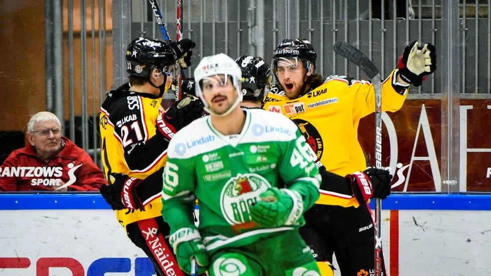 FÖRSTA MÅLET. Pontus Själin (till höger) noterades för sin första fullträff och sin första poäng i SHL-karriären.